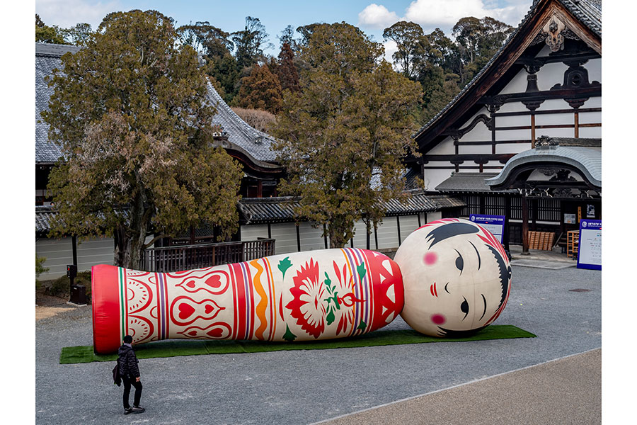 『OSAKA ART VIBES』で見られる大型作品「花子」。作家はYotta (木崎公隆、山脇弘道)©︎ARTISTS FAIR KYOTO Photo by Kenryou GU