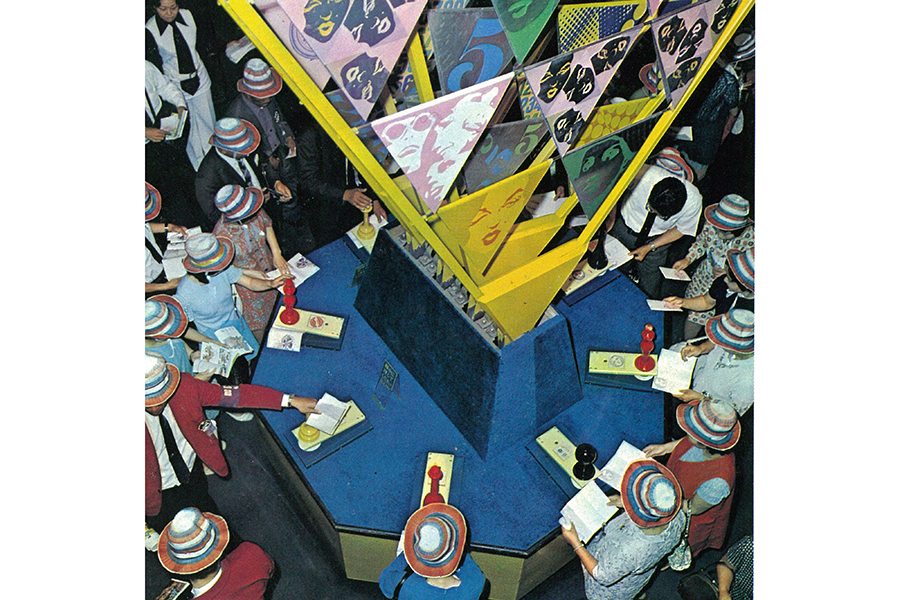 1970年代の万博にて、シヤチハタの資料より。年齢問わず押すのを楽しんでいる様子(提供:シヤチハタ)