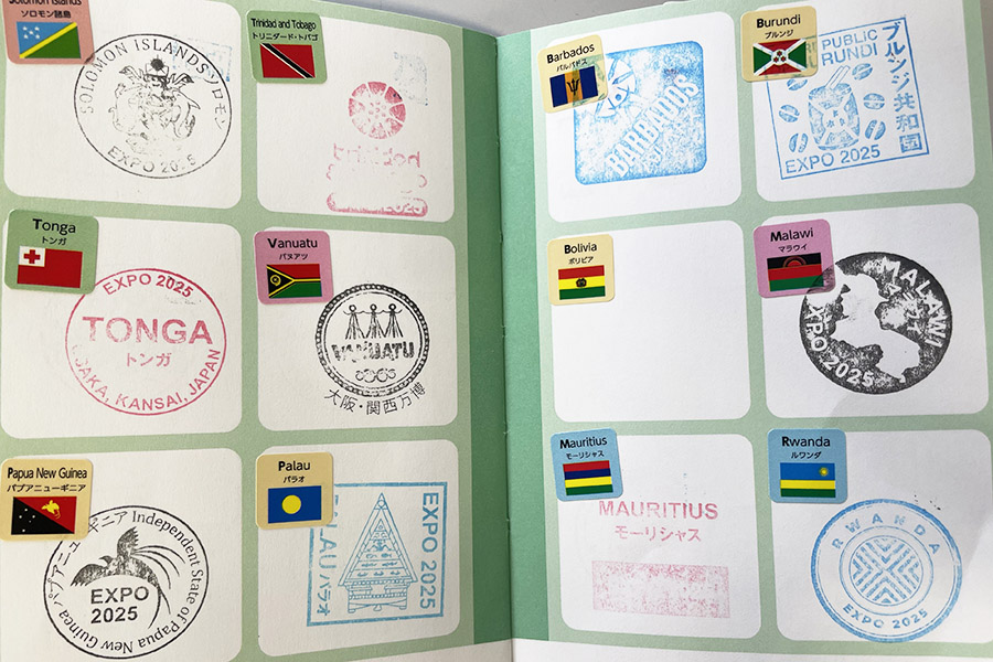 子どもと楽しめるように工夫する人も。国名と国旗を知るきっかけにステッカーを貼って、事前に準備