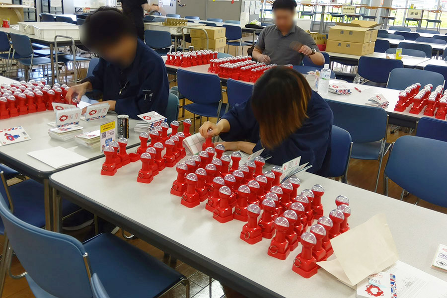 万博前の準備、押し具合やキレイな印影をひとつずつチェック(提供:シヤチハタ)