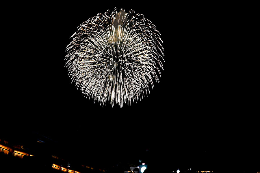 『大阪・関西万博』にて、「未来につなぐ、希望の花火」の打ち上げの様子(8月23日・19時19分〜)