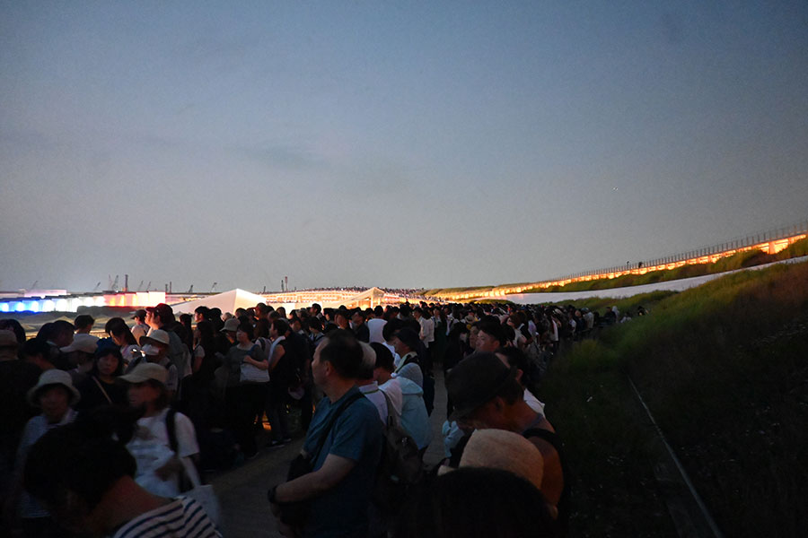 『大阪・関西万博』にて、「未来につなぐ、希望の花火」の打ち上げを、大屋根リング上で待つ人々(8月23日・18時30分頃)