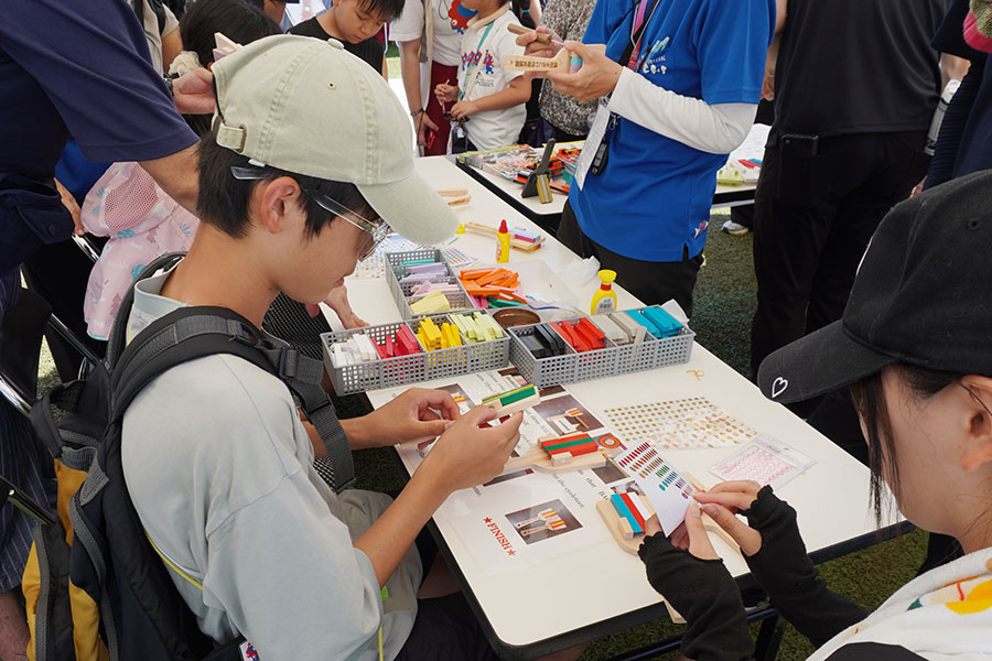 『WORLD YOSAKOI DAY』にて、自分だけの鳴子が作れる鳴子体験ブースも大人気(8月22日/大阪・関西万博「Matsuri」)