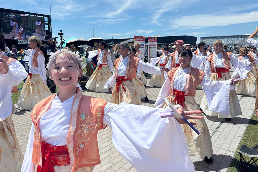 『WORLD YOSAKOI DAY』にて、高知県内の大学生たちによるチーム「高知学生旅鯨人」(8月22日/大阪・関西万博「Matsuri」)