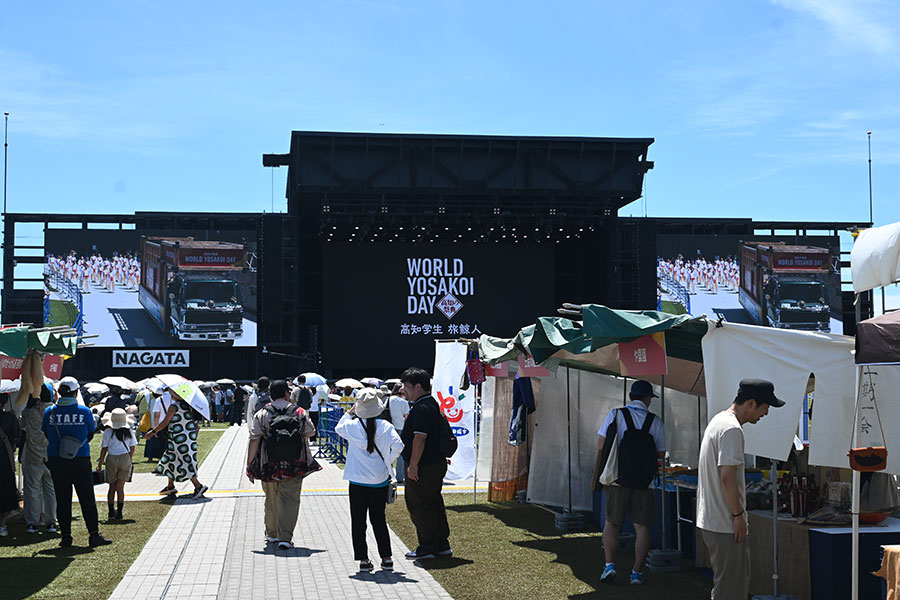 『WORLD YOSAKOI DAY』にて、街路市が再現された会場(8月22日/大阪・関西万博「Matsuri」)