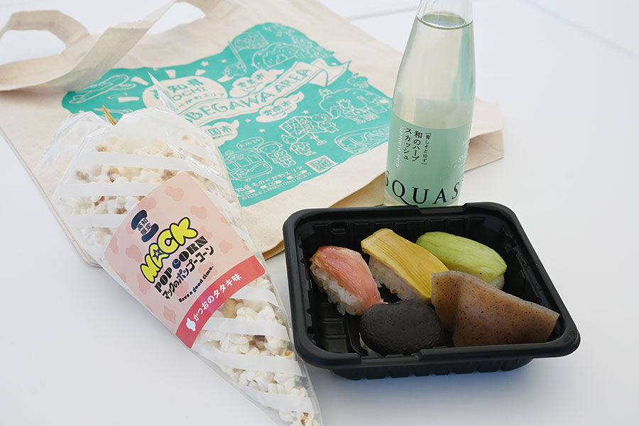 『WORLD YOSAKOI DAY』にて、土佐寿司やかつおのタタキ味のポップコーンなど購入できる(8月22日/大阪・関西万博「Matsuri」)
