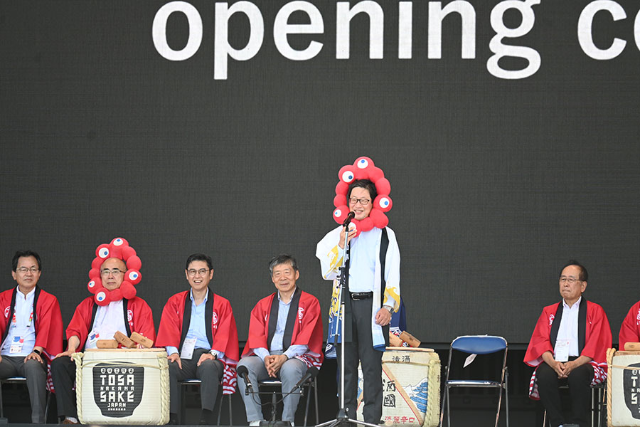 『WORLD YOSAKOI DAY』にて、開幕セレモニーに登壇した高知県知事の濵田省司さん(8月22日/大阪・関西万博「Matsuri」)