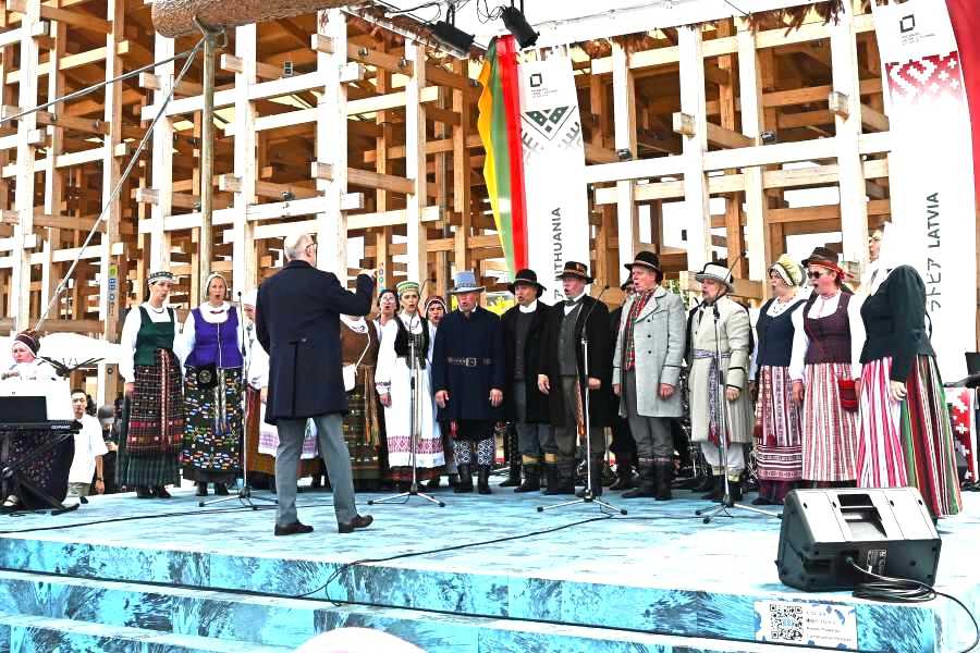 「バルトの日」をステージで祝う合唱(8月23日・大阪・関西万博)