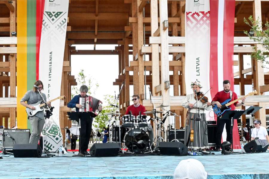 「バルトの日」をステージで祝う合唱(8月23日・大阪・関西万博)