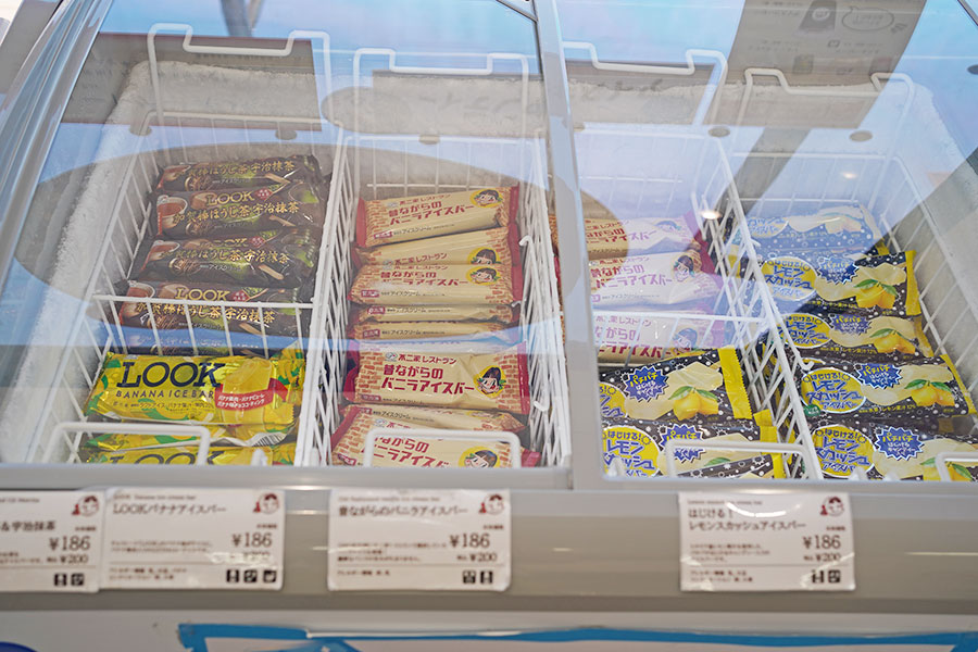 『大阪・関西万博』の不二家のショップ「人と地球とショートケーキと FUJIYA EXPO 2025 STORE」では、アイスキャンデーと氷を販売する(7月22日/Lmaga.jp撮影)