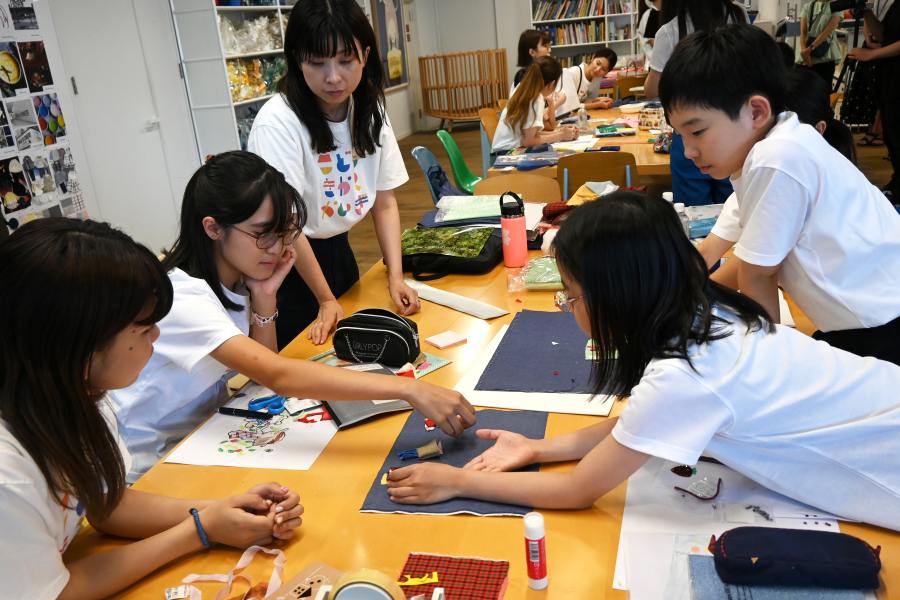 子どもたちと新作デニムバッグについて、ミーティング