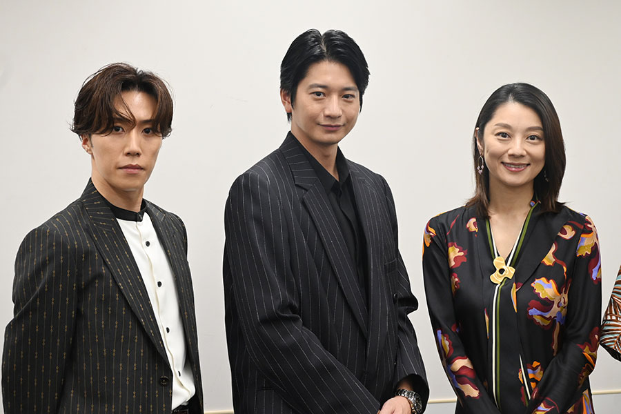左から『爆烈忠臣蔵~桜吹雪THUNDERSTRUCK』に出演する早乙女太一、向井理、小池栄子(8月8日・大阪市内、Lmaga.jp撮影)