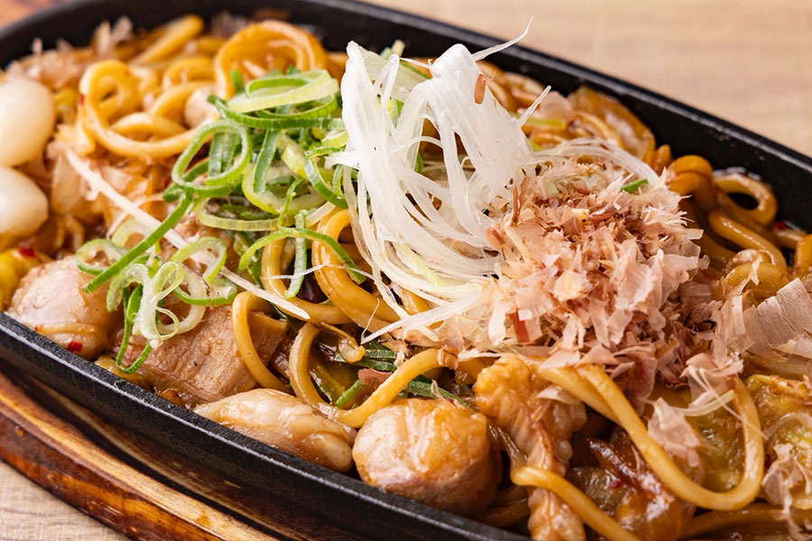 「大阪グルメ EXPO2025」に出店する鳥取「ニュー兎」のホルモン焼きそばのイメージ