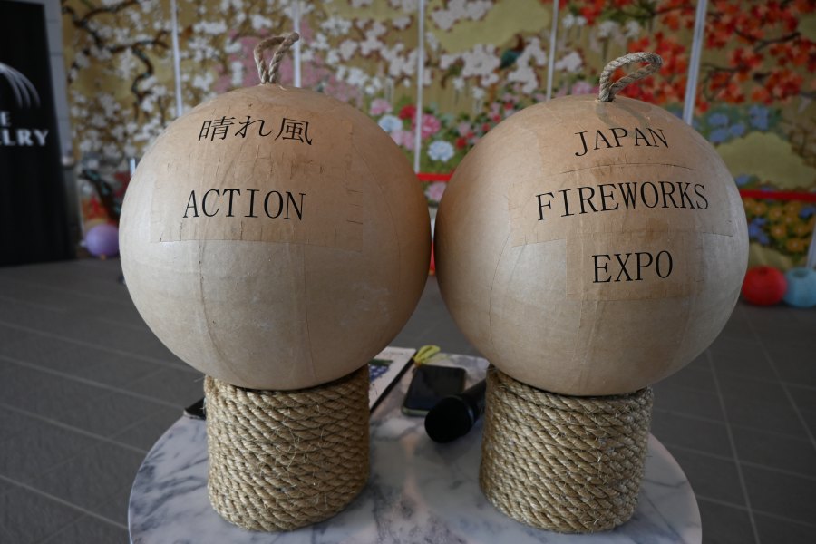 花火玉が決起会でディスプレイされた(8月23日・大阪市内)