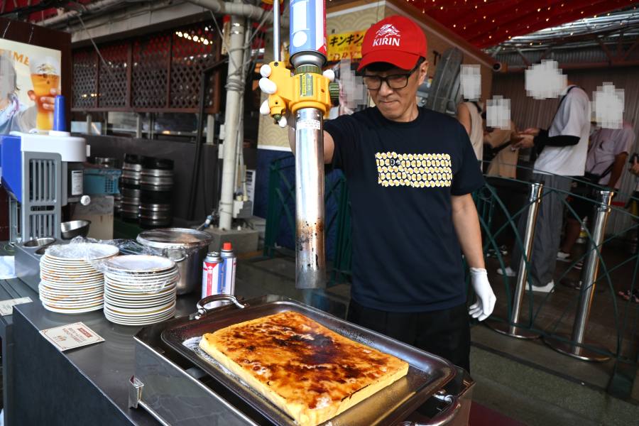 こだわりのライブメニュー。「炙りチャーシュー&スパイシーガーリックライス」と「ひやあつ」のスイーツ「炎のクレームブリュレ もなかとアイスを添えて」。提供時間が決まっているので、場内アナウンスを聞き逃さないで
