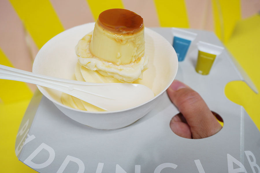 「プリン研究所」の「100%プリンソフト・プリントッピング」(1181円)。パレットに見立てたプレートもかわいい