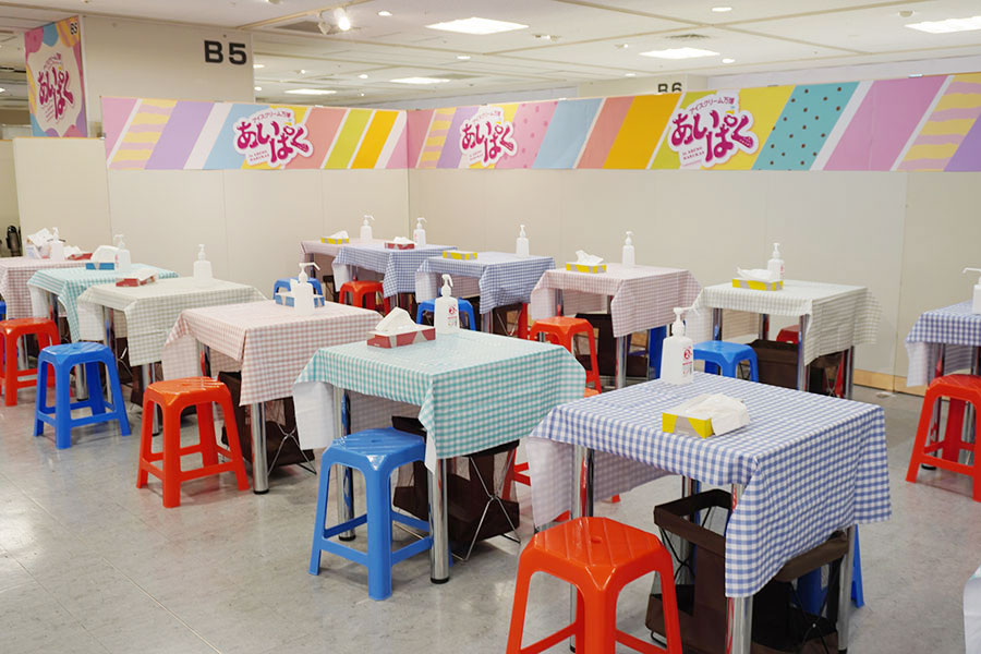 「あいぱく」の実演コーナーで購入したアイスは座ってゆっくり食べることができる