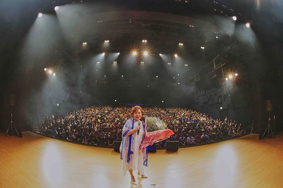 『新曲リリース感謝祭2025』を開催した上沼恵美子と観客(8月27日・COOL JAPAN PARK 大阪 TTホール)