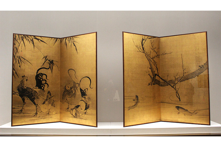(左)伊藤若冲「竹鶏図屏風」寛政2(1790)年以前 二曲一隻 紙本金地墨画 、(右)円山応挙「梅鯉図屏風」天明7(1787)年 二曲一隻 紙本金地墨画