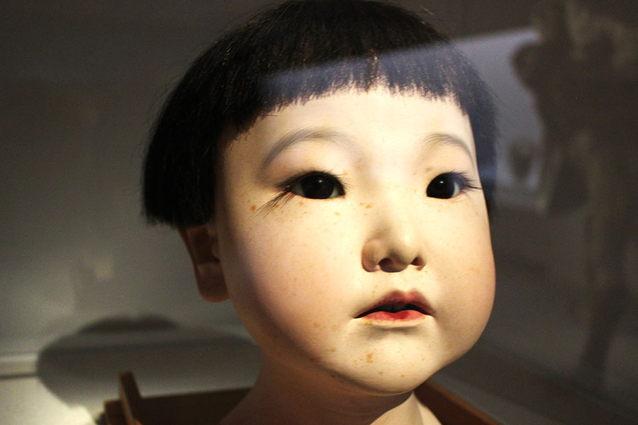 安本亀八(三代)「三歳女児 利子像」大正9(1920)〜昭和5(1930)年 熊本市現代美術館 まるで少女の生首かのような生人形のリアルさ