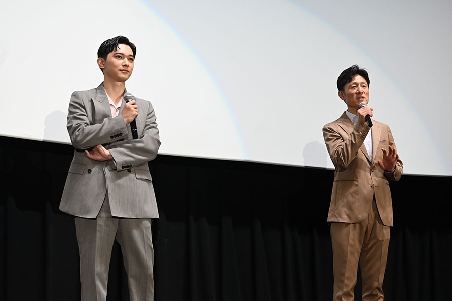 映画『国宝』の特大ヒット舞台挨拶に登場した吉沢亮(左)、李相日監督(8月10日・大阪市内)