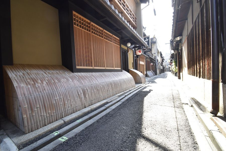 「犬矢来(いぬやらい)」とは、景観を損なうことなく外からの視線を遮り、雨や泥の跳ね返り、犬のマーキングなどから外壁を守る竹製の柵(画像提供:花街ぞめき、正脇良平 Ryohei Masawakiさん)