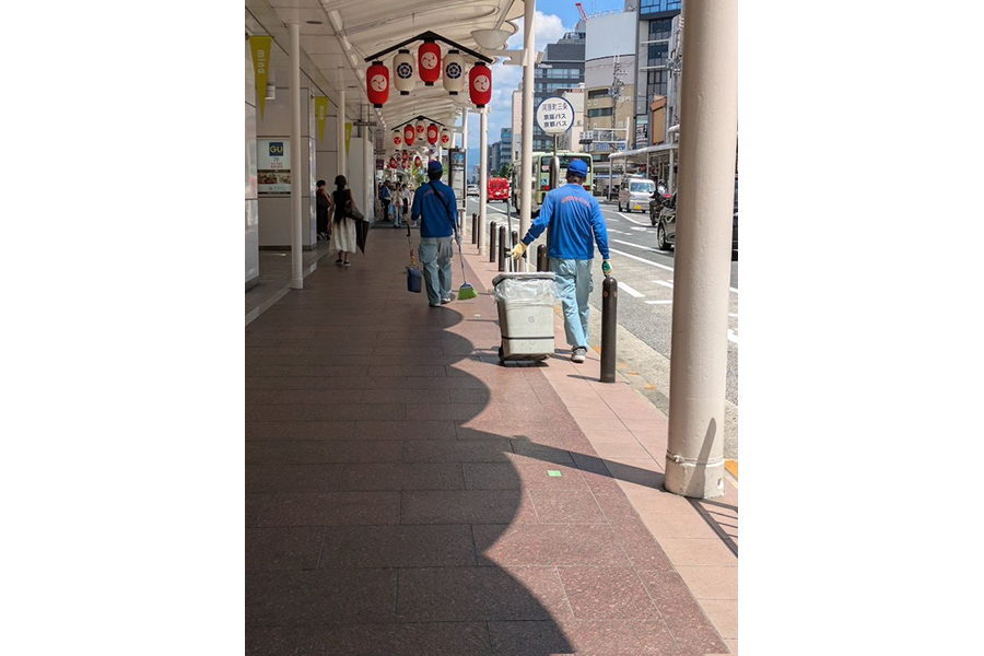 夜間、大量の外国人観光客で溢れかえる「河原町通り」を清掃する方々(画像提供:花街ぞめき、正脇良平 Ryohei Masawakiさん)