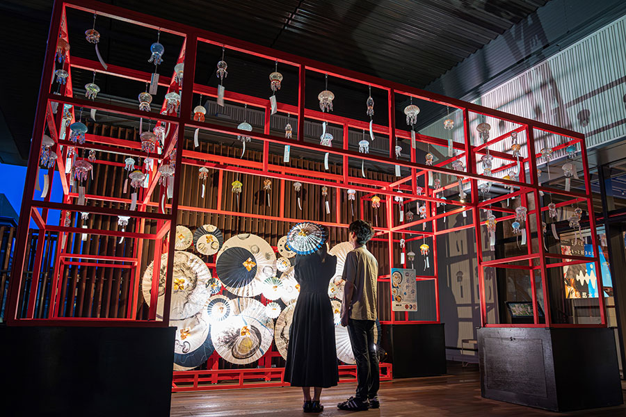 京都水族館ライトアップ展示『くらげと傘と風鈴と』