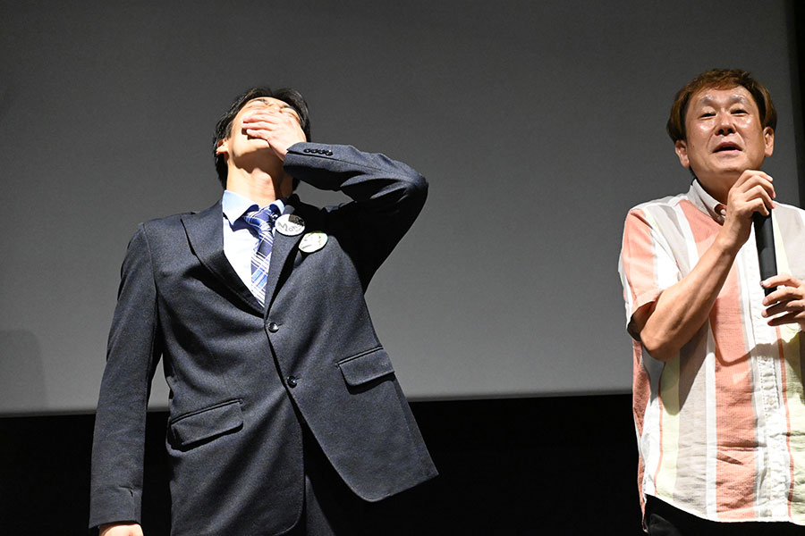 映画『メイソウ家族』の舞台挨拶にて、金田監督の暴露に落ち着きのない秋庭悠佑(8月26日・テアトル梅田にて)