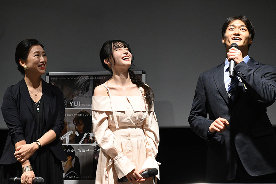 映画『メイソウ家族』の舞台挨拶にて、秋庭悠佑の話で盛り上がる戸田菜穂や三浦理奈ら出演者(8月26日・テアトル梅田にて)