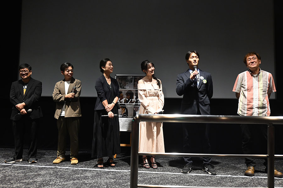 映画『メイソウ家族』の舞台挨拶にて、秋庭悠佑を微笑ましく見守る出演者(8月26日・テアトル梅田にて)