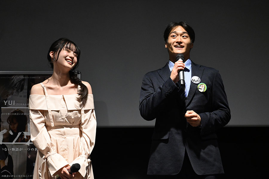 映画『メイソウ家族』の舞台挨拶にて、「MONOS」でカップルを演じた秋庭悠佑(右)と三浦理奈(8月26日・テアトル梅田にて)