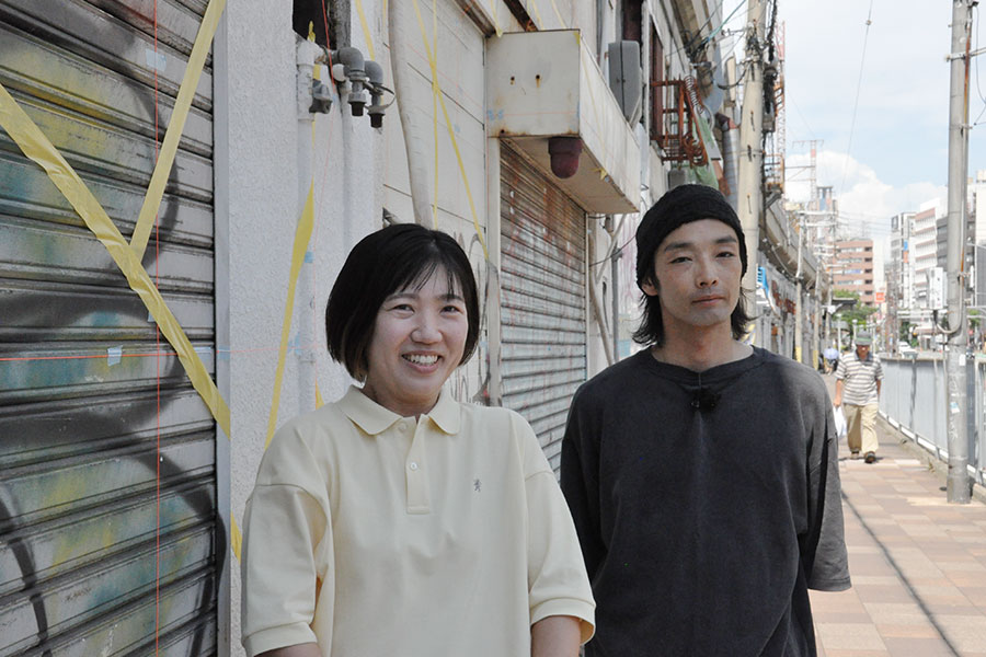 日時計のアート作品「Sun of the City」作者の山田悠(左)と森山未來