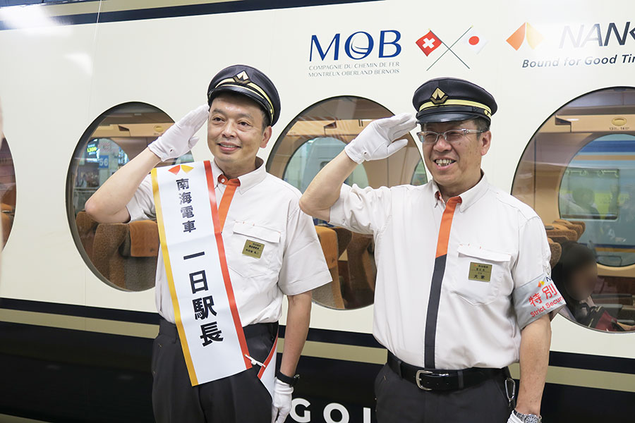 「南海なんば駅」で1日駅長を務めた中川家・礼二(8月6日・大阪市中央区/Lmaga.jp撮影)