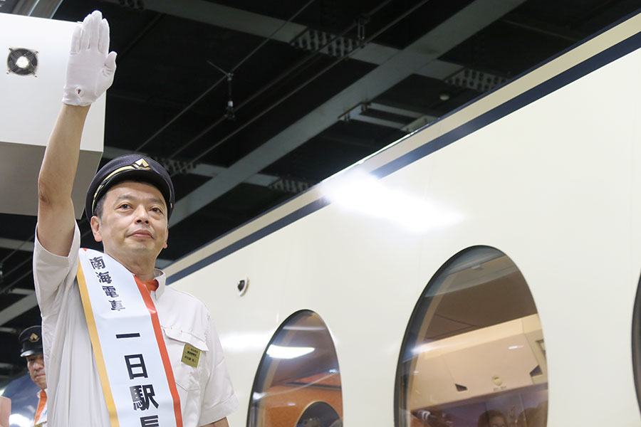 「南海なんば駅」で1日駅長を務めた中川家・礼二。9時30分発の特急ラピートを見送った(8月6日・大阪市中央区/Lmaga.jp撮影)