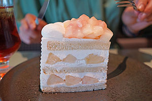１切れ５９４０円！大阪で今だけ「幻の桃ケーキ」を食べ比べ