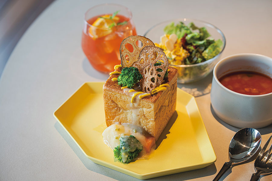 OMOカフェ&バルの朝食セットより、熊本の郷土料理・からし蓮根から着想を得た「ホワイトシチューのキューブトースト れんこんマスタード」。ほのかな辛みで目覚めをシャキッと