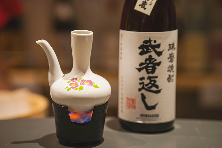 球磨焼酎の新しい楽しみ方、燗ロック700円〜。ガラと呼ばれる人吉地方の昔ながらの酒器で燗をしたものを氷に注ぎ、飲むたびに風味が刻々と変化する