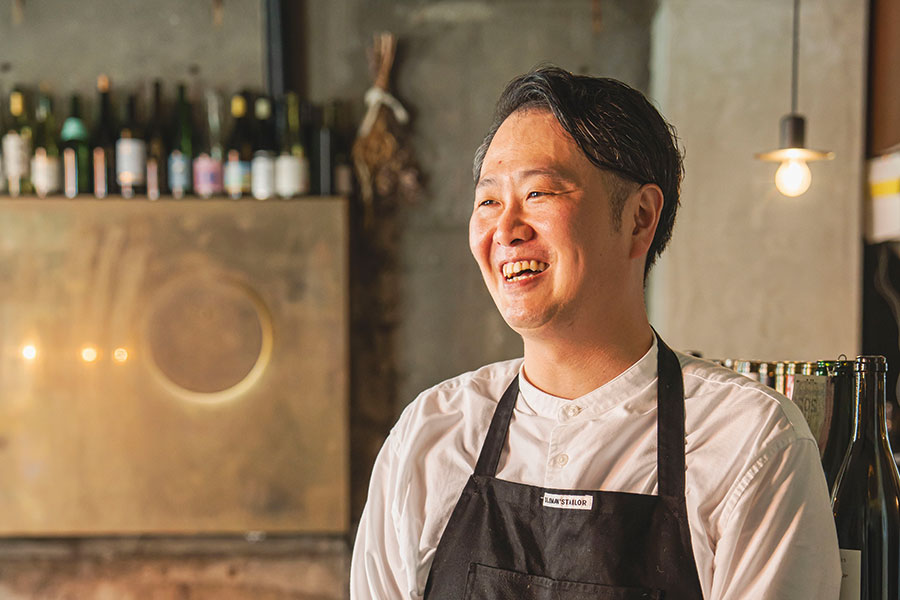 ホテルのバー、ワインショップ、地元の名酒場を経て自店を構えた八ツ波紘季さん。2020年にオープン