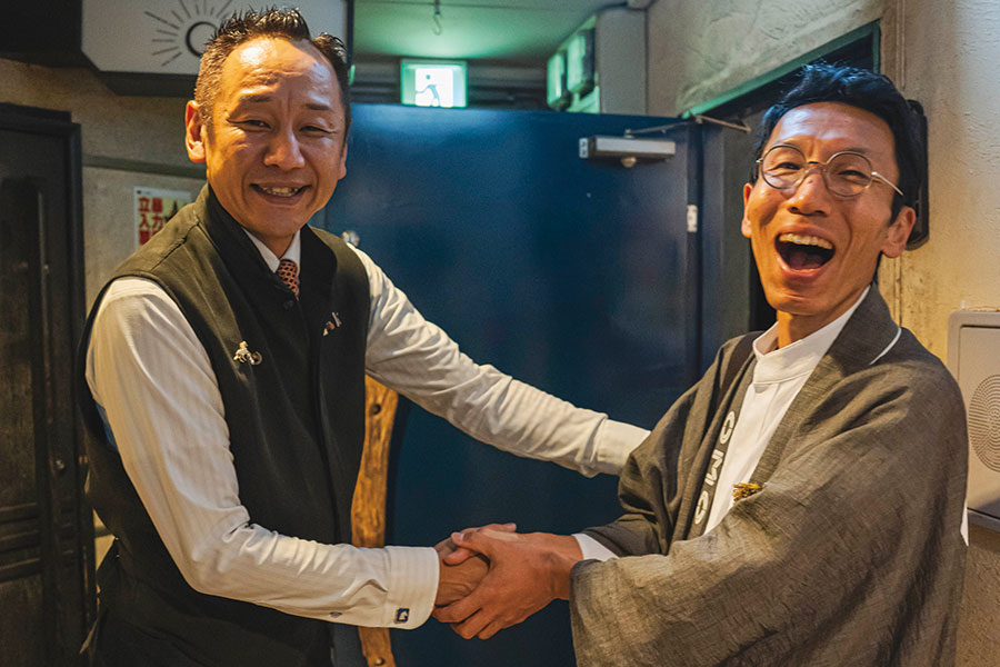 まさにエンターテイナー!日本酒、馬刺し、海の幸…他にはない体験の連続です