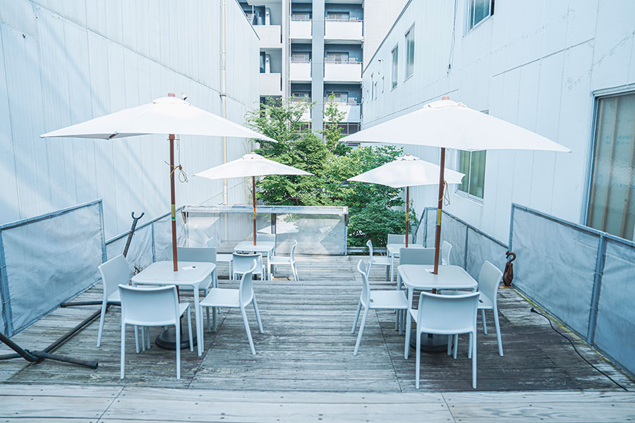 建物奥の中庭からつながる屋上テラス