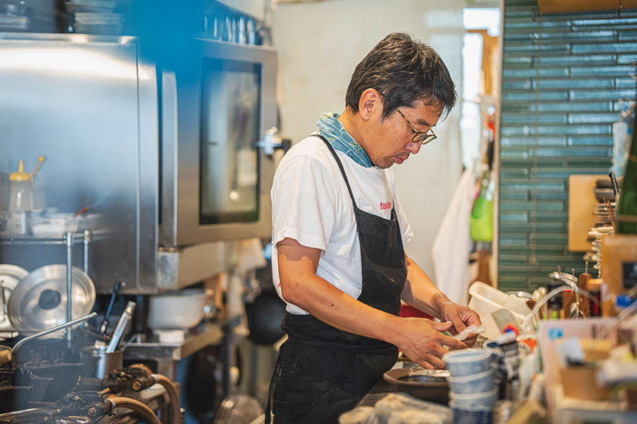 ワイン愛深い他谷シェフ。コースは季節の前菜3~4皿、肉料理、パスタまで楽しめて5,280円