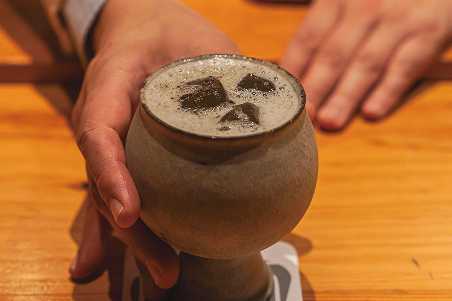 10種前後あるカクテルの中から店名を冠した「Yakoboku」1,900円。夜香木が放つジャスミンやアップル、ハチミツのような香りをジンベースで再現