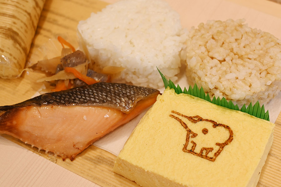 「象印銀白おにぎり 京橋店」で購入できるここ限定の「銀白おにぎり弁当」(990円)