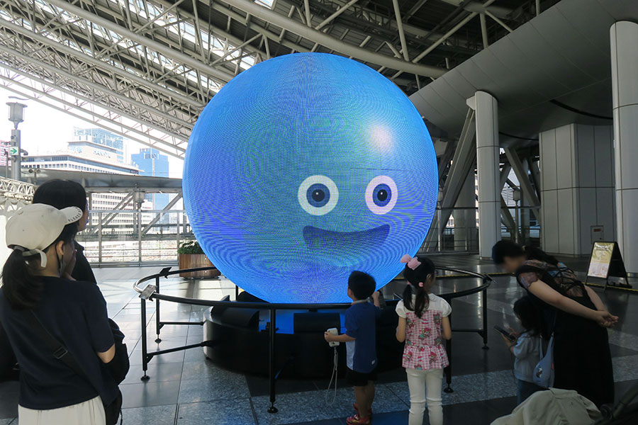JR大阪駅に設置された日本最大級の屋外用球体LEDビジョン「LINQ VISION(リンクビジョン)」(5階・時空の広場/Lmaga.jp撮影)