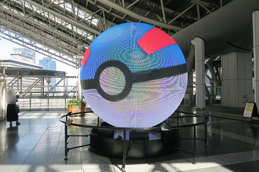 「スーパーボール」も!球体ディスプレイはボールとの親和性バツグンだ(大阪駅5階・時空の広場/Lmaga.jp撮影)