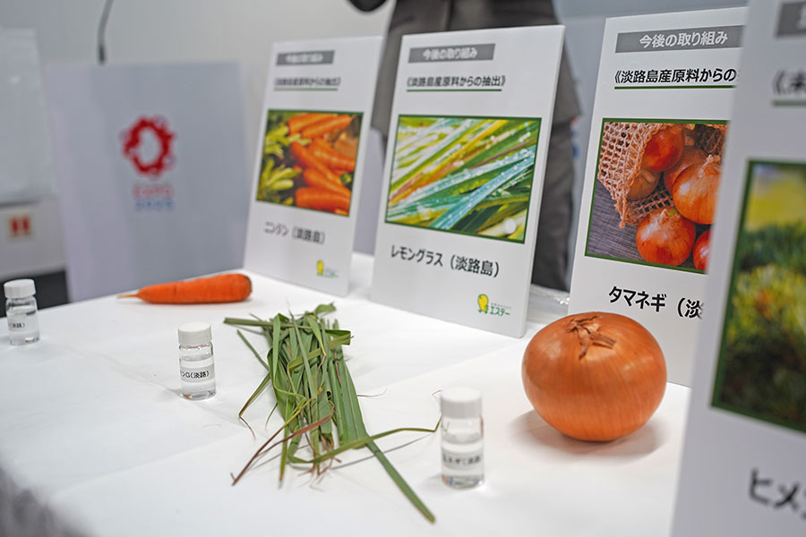 「パソナグループ」と「エステー」の共同記者会見で展示された玉ねぎやレモングラスの香り(8月29日/Lmaga.jp撮影)