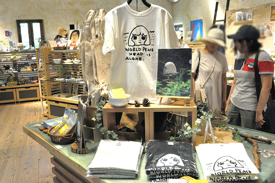 奈良美智のピースヘッドのTシャツは(4400円、3サイズ展開)、生地が厚めでプリント部分の触り心地が◎