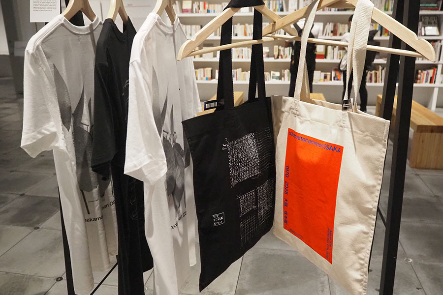 坂本のメモやキービジュアルがデザインされた企画展限定グッズ、Tシャツ(7700円)、トートバッグ(3300円)