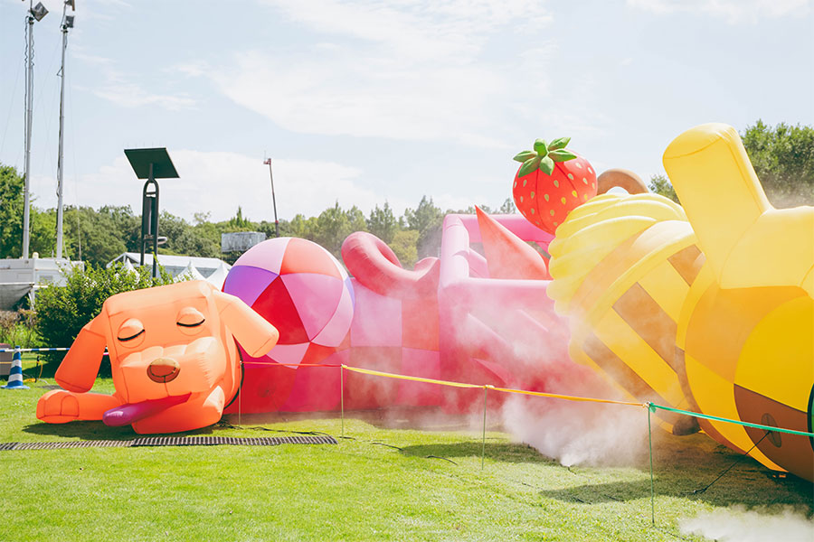 緑が多い会場ではあわせてアートイベントも実施、公園内各所に大阪にゆかりのある現代美術作家の大型のアート作品を展示した©SUMMER SONIC All Rights Reserved.